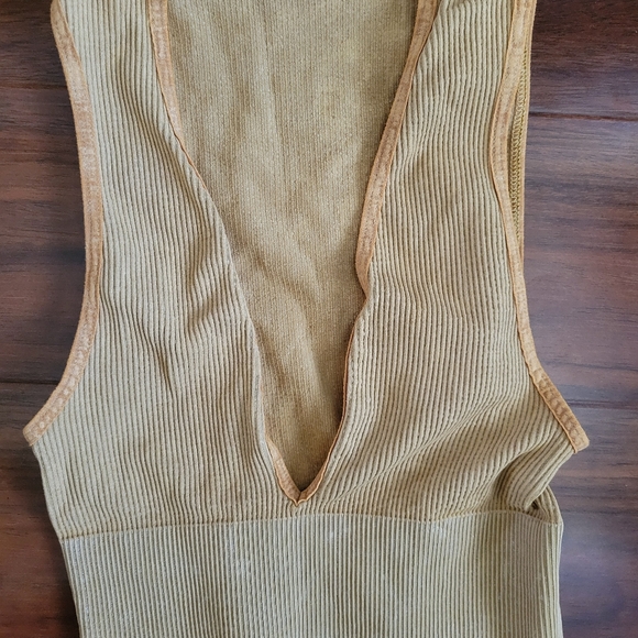BDG Urban Outfitters Josie Crop Ribbed Deep V Tank Camel Mustard Size S NWT - Picture 3 of 4